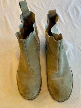 Suede Pull-On Ankle Hight Chelsea Boots in Gray